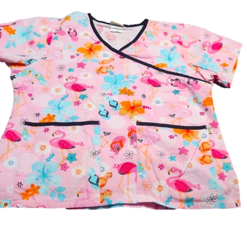 ♡FLAMINGO scrub top az. Medium